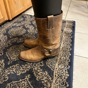 Beautiful women’s Frye size 8 boots. These are gorgeous